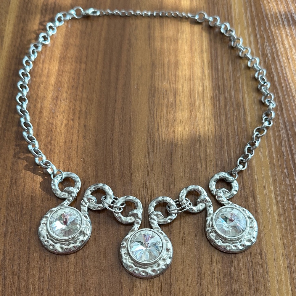 GUC Elegant Silver Necklace with Chunky Crystal Accents 🌺